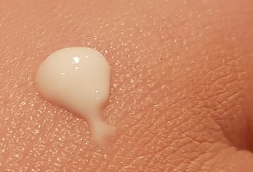 Kết cấu dạng cream lỏng, dễ tán trên da
