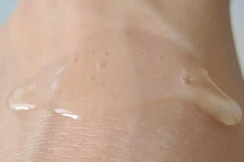Kết cấu dạng gel lỏng, làm sạch dịu nhẹ cho da